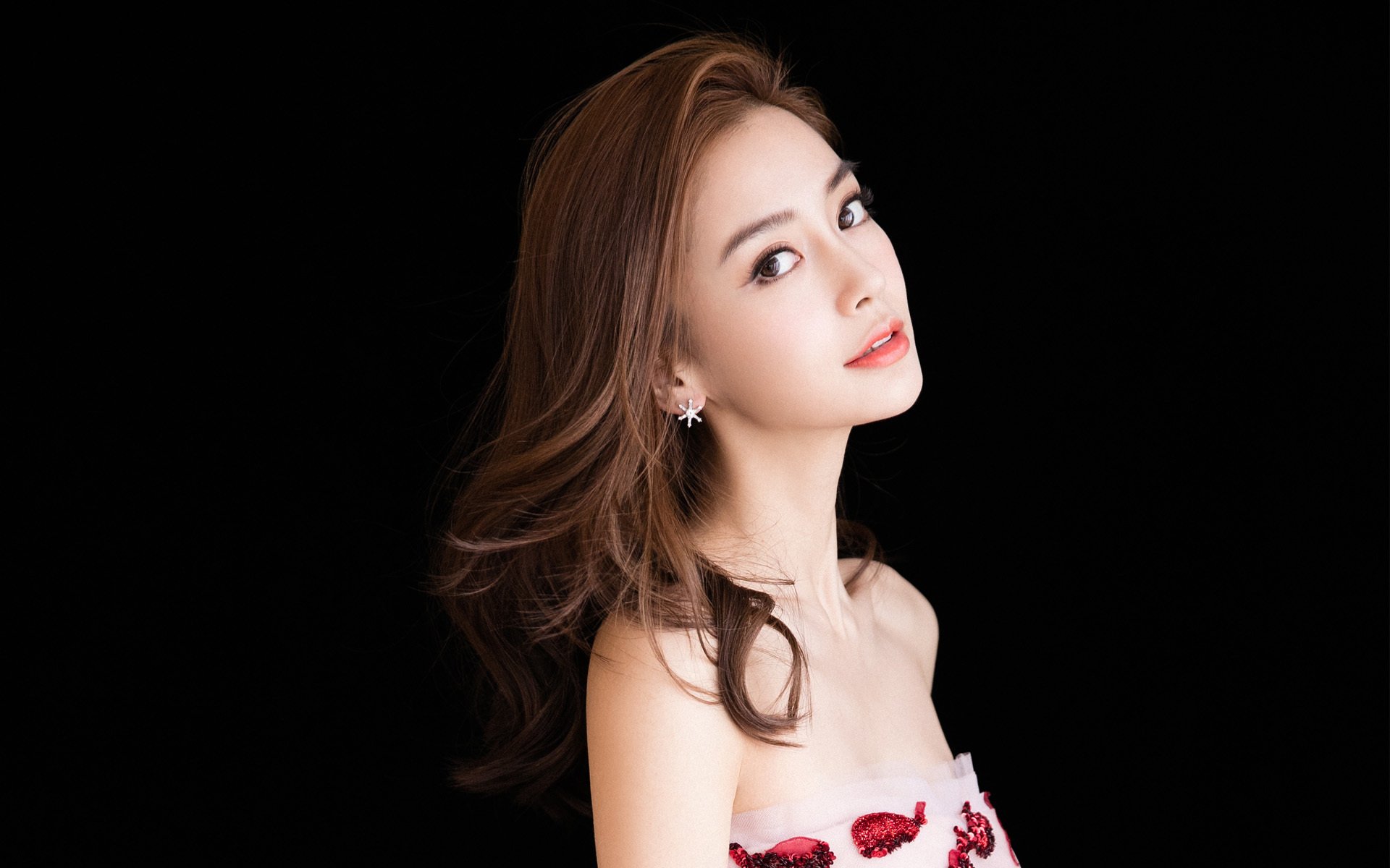 保龄球公开赛:精准滚动制胜,保龄球现场